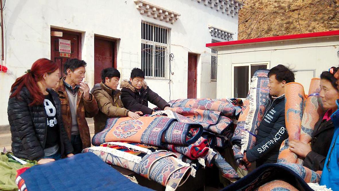 自治區(qū)創(chuàng)先爭(zhēng)優(yōu)強(qiáng)基惠民活動(dòng)駐昌都市芒康縣索多西鄉(xiāng)角比西村工作隊(duì)隊(duì)員（昌都市紀(jì)委派駐）在為駐村點(diǎn)群眾發(fā)放節(jié)日慰問品。 自治區(qū)強(qiáng)基辦供圖
