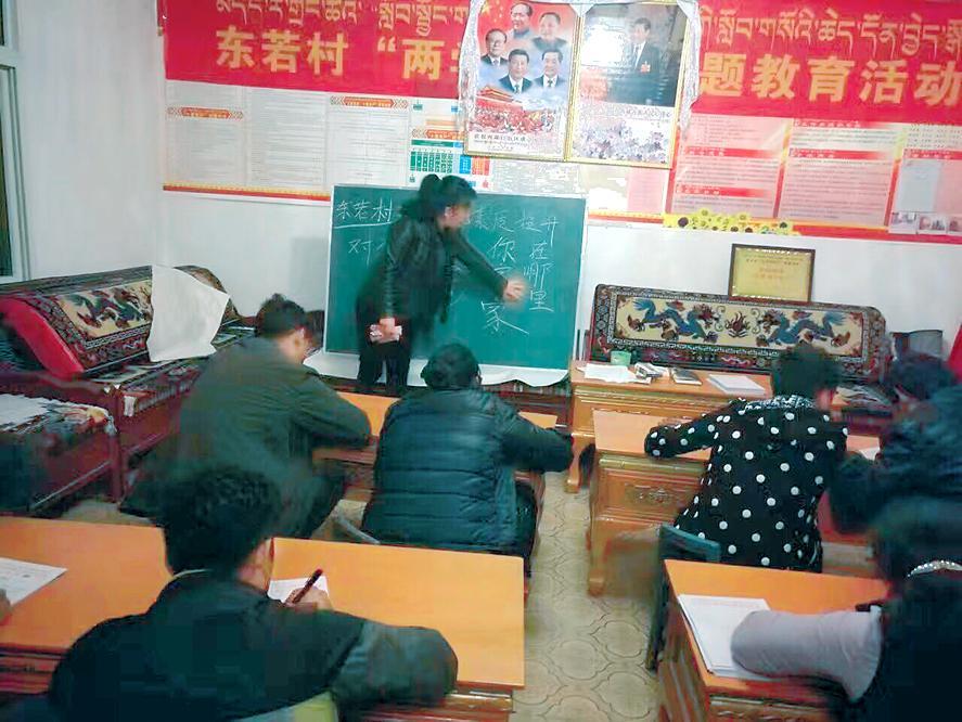 自治區(qū)創(chuàng)先爭(zhēng)優(yōu)強(qiáng)基惠民活動(dòng)駐林芝市東若村工作隊(duì)隊(duì)員（林芝市水利局派駐）在駐村點(diǎn)開辦“夜?！保嵘濉皟晌卑嘧映蓡T的文化素質(zhì)。自治區(qū)強(qiáng)基辦供圖