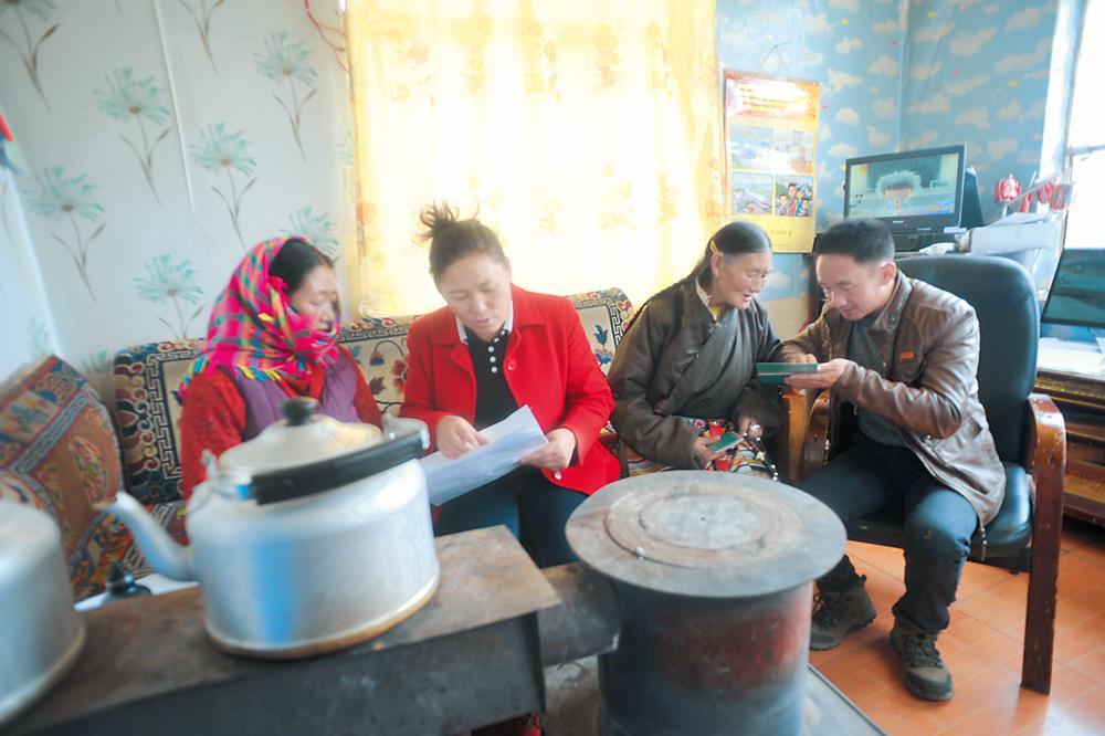 自治區(qū)創(chuàng)先爭(zhēng)優(yōu)強(qiáng)基惠民活動(dòng)駐聶榮鎮(zhèn)一居委會(huì)工作隊(duì)隊(duì)員（聶榮縣財(cái)政局派駐）為牧民群眾講解惠民政策。 記者 謝偉 攝