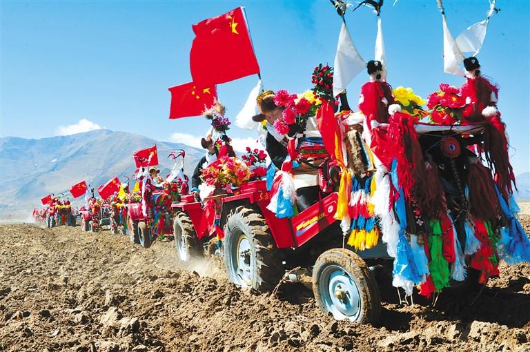 圖為拉薩市達(dá)孜縣唐嘎鄉(xiāng)唐嘎村村民們在進(jìn)行春耕春播儀式。記者 旦增西旦 潘多 攝