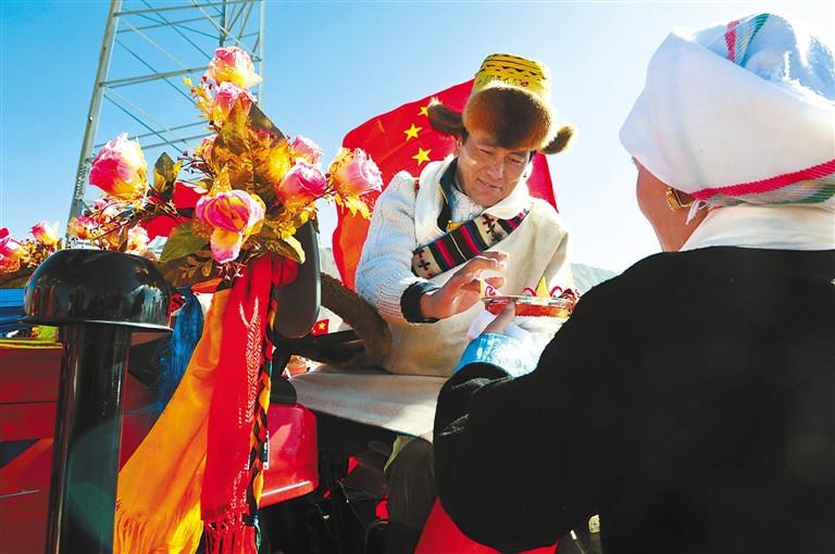 圖為拉薩市達(dá)孜縣唐嘎鄉(xiāng)唐嘎村村民敬青稞酒。記者 旦增西旦 潘多 攝