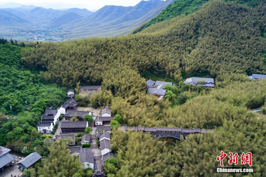 4月27日，航拍江蘇溧陽南山竹海，呈現(xiàn)春意盎然的景象。圖為山谷里的明清建筑。中新社記者 泱波 攝