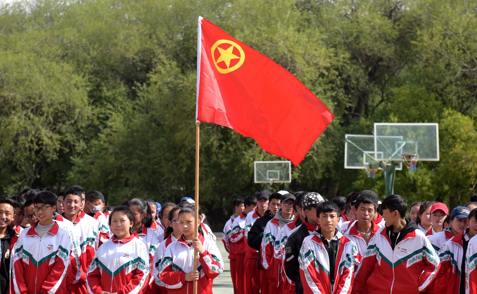 簡短、莊重、熱烈的宣誓儀式，使同學(xué)經(jīng)歷了一次心靈的洗禮，一次嚴(yán)肅而莊重的教育。