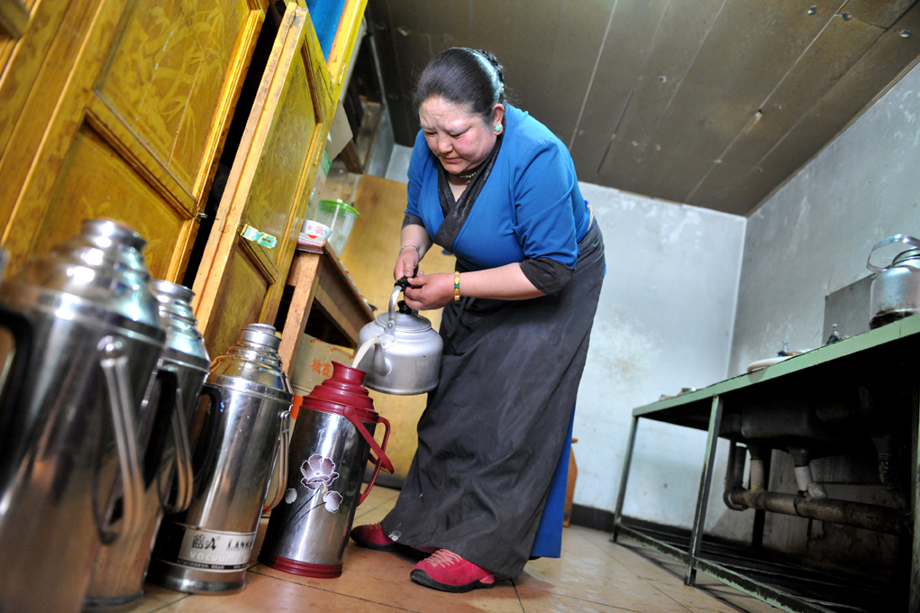 大姐為客人準備酥油茶。辛苦點不算什么，喜慶的日子，再辛苦，心里也是甜的。