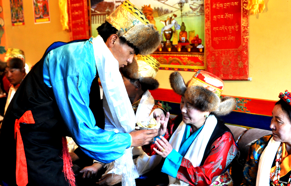 隨著經(jīng)濟、社會的發(fā)展，西藏原有的婚俗也發(fā)生了相應的變化?；槎Y在保持傳統(tǒng)禮儀的同時，也逐漸移風易俗，使得婚禮既簡便又隆重，讓人感受到西藏的變化和進步。
