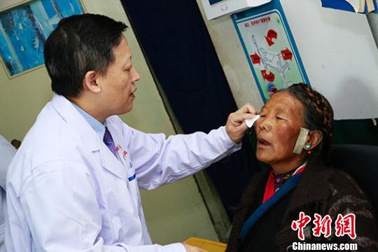 醫(yī)療志愿者在日喀則市為患者進(jìn)行術(shù)前檢查。　芊燁 攝