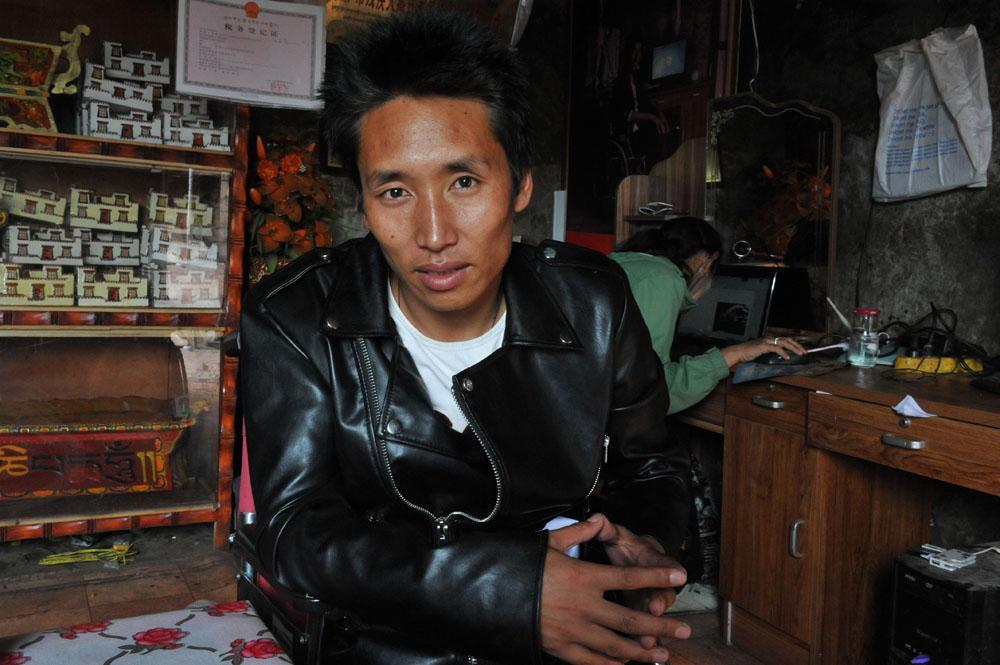 從一個酷愛籃球的開朗少年到整日在輪椅上動彈不得、唉聲嘆氣的殘疾人，半年之間，覺列變了?！盀槭裁词俏?，我怎么那么倒霉，以后我怎么辦啊，干脆不活了……”覺列每日每夜都在想著，心中十分痛苦，生活也墜入了深淵。