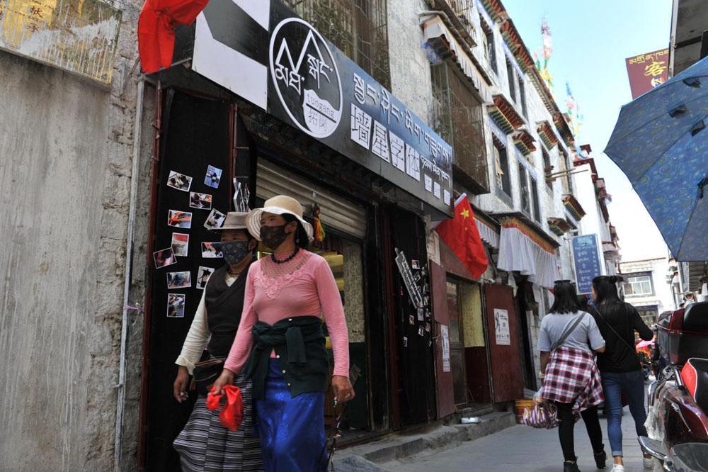 今年上半年，覺列在八廓街和小昭寺附近分別建立了一個“墻星”文化體驗館和一個直營店，并且專門找來書法名家免費教授孩子們“墻星”書法，還通過微信、淘寶等建立網(wǎng)絡(luò)銷售渠道，促使月銷售額達15萬元。