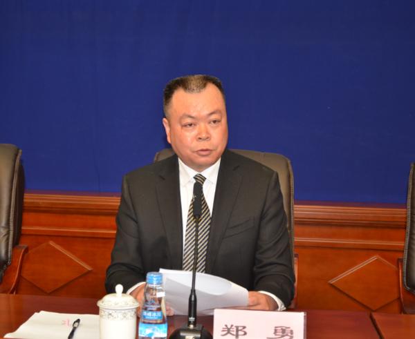 新聞發(fā)言人：自治區(qū)紀(jì)委新聞發(fā)言人、宣傳部部長(zhǎng) 鄭勇.jpg