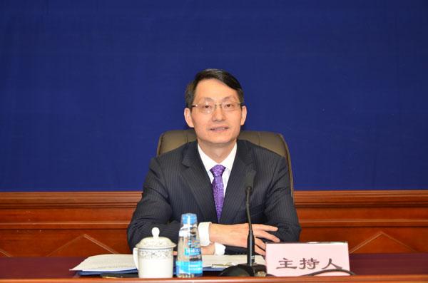 圖為主持人：西藏自治區(qū)黨委宣傳部副部長(zhǎng) 唐獻(xiàn)文.jpg