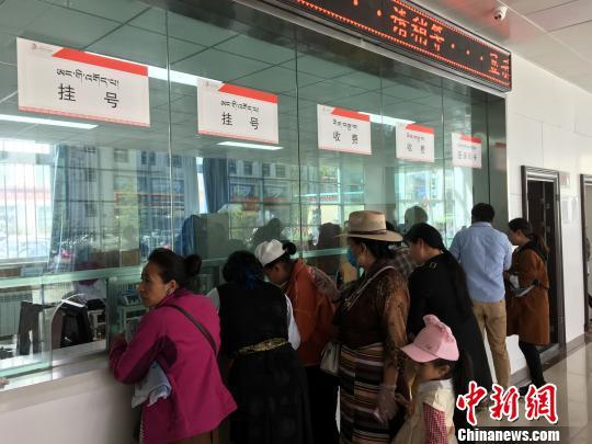 拉薩市人民醫(yī)院就診大廳?！《叛?攝