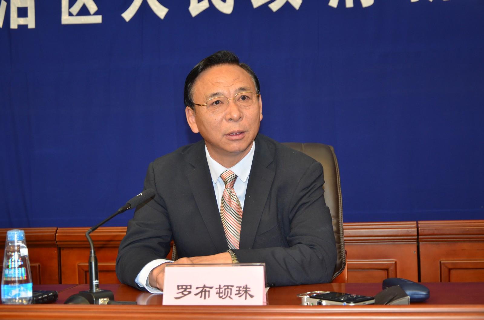 圖為發(fā)言人：區(qū)黨委常委，自治區(qū)常務(wù)副主席，自治區(qū)脫貧攻堅(jiān)指揮部總指揮長(zhǎng) 羅布頓珠.JPG