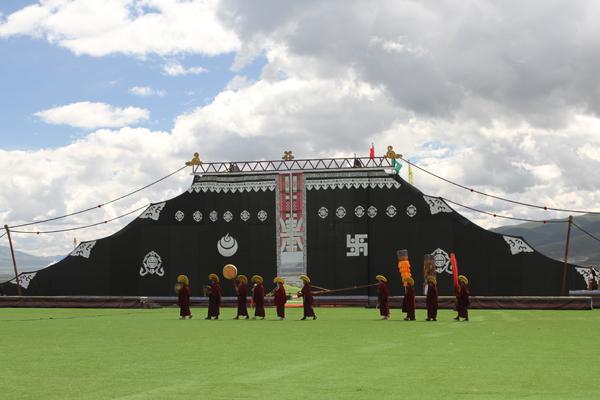 開幕式上藏式法事.JPG