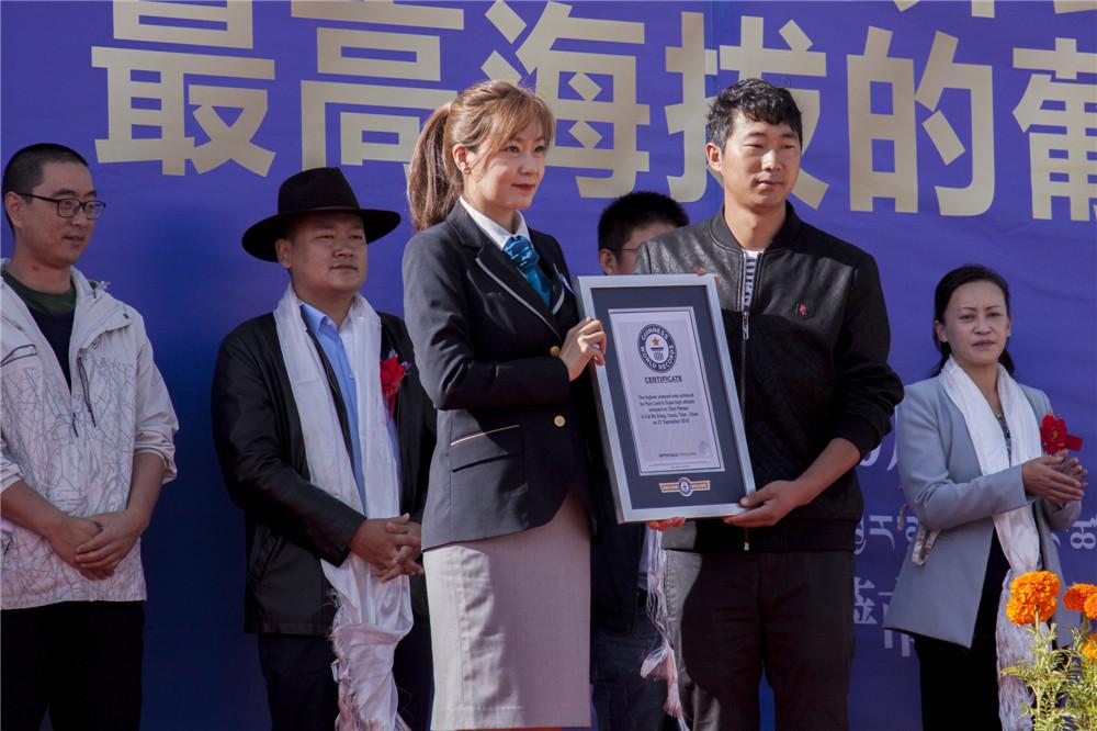 吉尼斯世界紀(jì)錄官方認(rèn)證官侯穎介紹，挑戰(zhàn)吉尼斯世界紀(jì)錄的規(guī)則要點(diǎn)，首先，葡萄園的海拔是以葡萄生長(zhǎng)區(qū)域表土層最低點(diǎn)的海拔來衡量；其次，葡萄園必須是永久性的，種植的葡萄必須用于商業(yè)用途；第三，挑戰(zhàn)者還需要提供葡萄園種植葡萄品種的細(xì)節(jié)、名稱、地點(diǎn)、所有者以及葡萄的衍生品等信息。