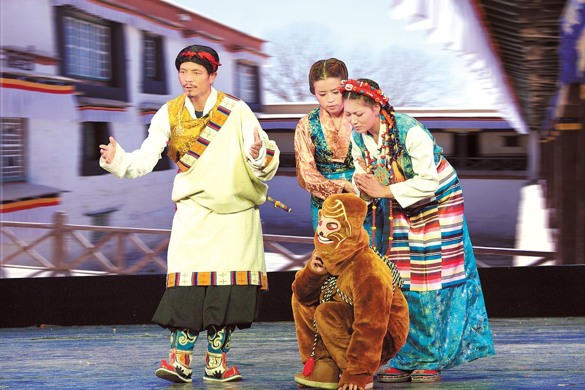 ?2009年6月24日，娘熱鄉(xiāng)民間藝術(shù)團(tuán)表演的《拉薩朗瑪》被納入國家級(jí)非物質(zhì)文化遺產(chǎn)。今年，榮獲西藏自治區(qū)民間藏戲隊(duì)“藏戲傳習(xí)點(diǎn)”稱號(hào)。圖為城關(guān)區(qū)娘熱鄉(xiāng)民間藝術(shù)團(tuán)在表演藍(lán)面具藏戲之《朗薩雯蚌》。