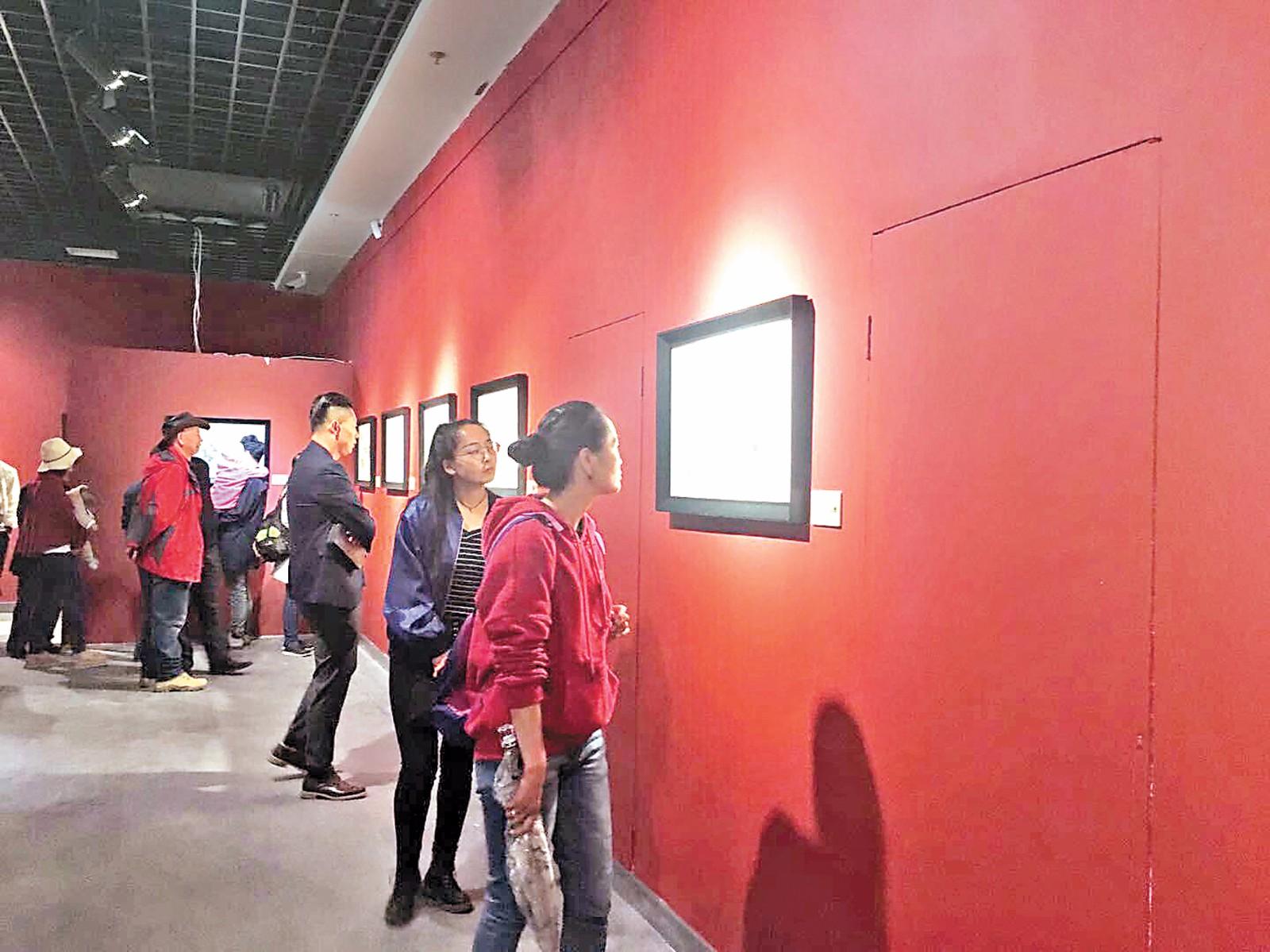 市民正在參觀藝術(shù)畫展。本網(wǎng)記者 王雅慧 王雨霏 攝