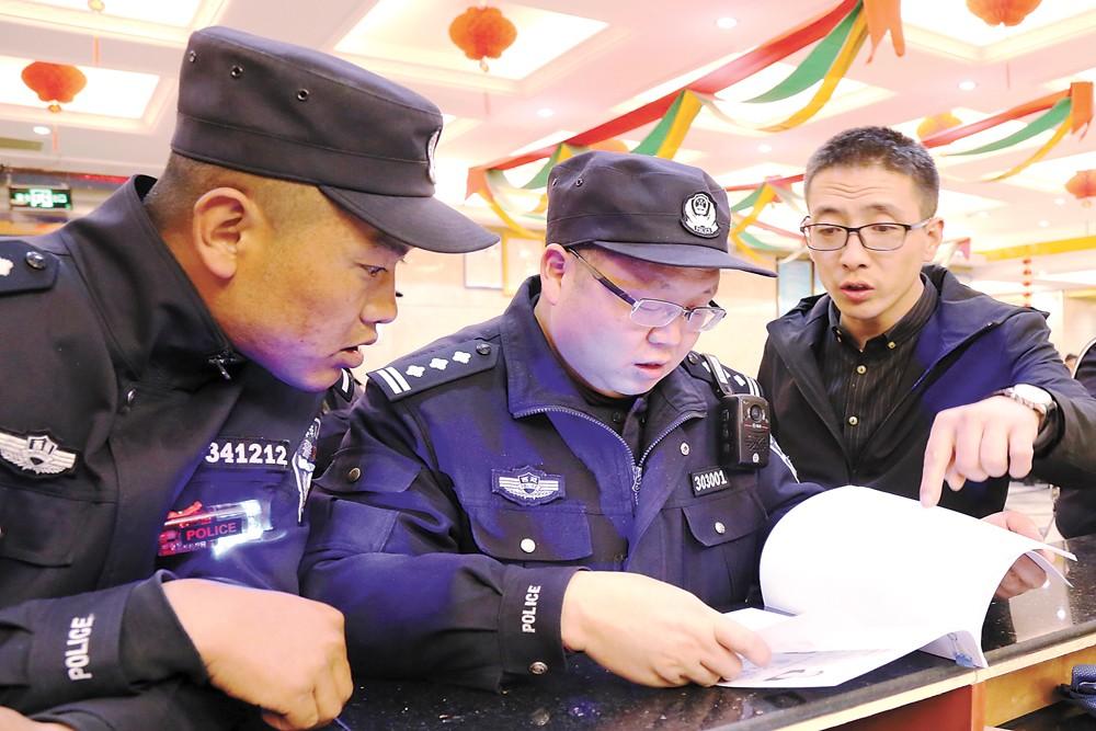 勞動(dòng)最光榮、勞動(dòng)最崇高、勞動(dòng)最偉大、勞動(dòng)最美麗的價(jià)值追求在西藏蔚然成風(fēng)。圖為山南市公安民警在排查安全隱患。