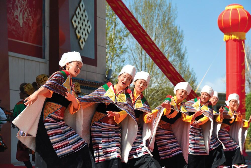 4 月 30 日，日喀則市在扎什倫布寺廣場(chǎng)舉辦“五一·勞動(dòng)者之歌文藝演出”活動(dòng)。熱情的歌舞、滑稽的小品不僅豐富了人們的文化生活，也展現(xiàn)了新時(shí)代勞動(dòng)者風(fēng)采。記者 張斌 攝