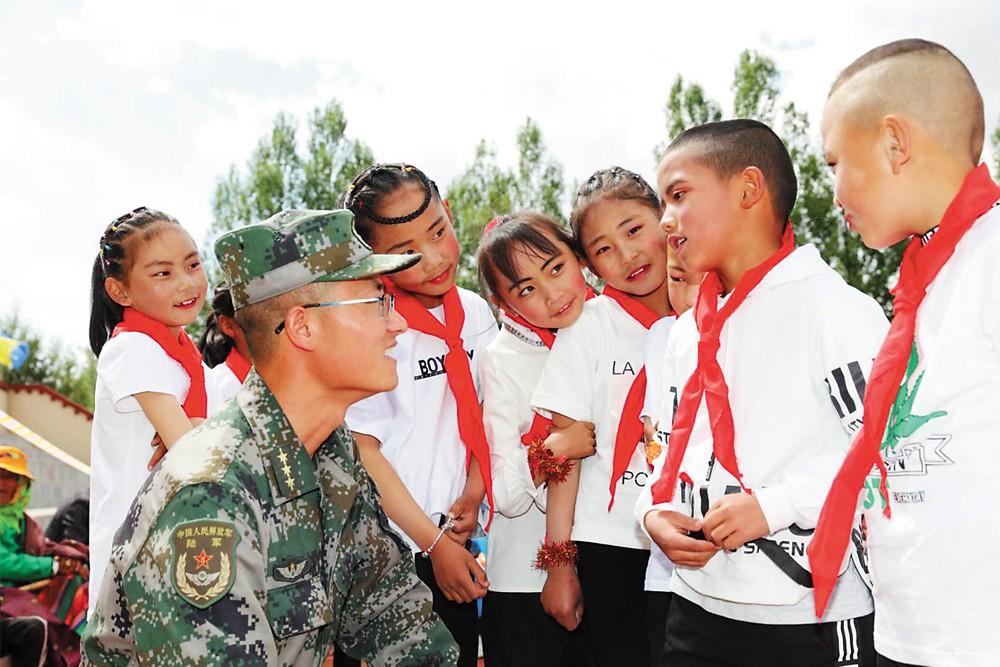 西藏軍區(qū)某部官兵與駐地古榮小學(xué)的師生再次相聚，共慶兒童佳節(jié)。通訊員 米久江 段飛 李文越 攝