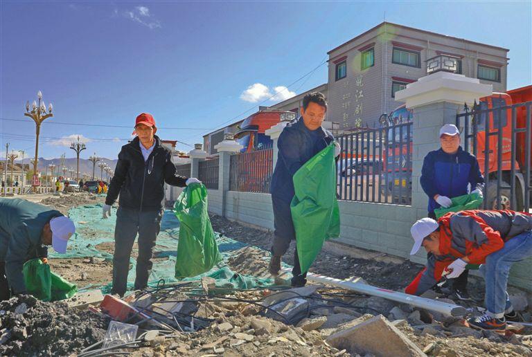 浪卡子縣以“減少污染、行動(dòng)起來”為主題，組織干部職工開展環(huán)境綜合整治工作，引導(dǎo)干部群眾增強(qiáng)環(huán)境保護(hù)意識(shí)，身體力行保護(hù)環(huán)境。 圖為該縣干部職工在清理垃圾。 記者 段敏 攝