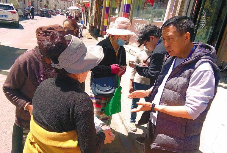 拉薩城投潔達(dá)保潔有限公司工作人員到居民群眾家中宣講生活垃圾分類的重要性和相關(guān)常識(shí)，并發(fā)放垃圾分類袋。記者 央金 攝