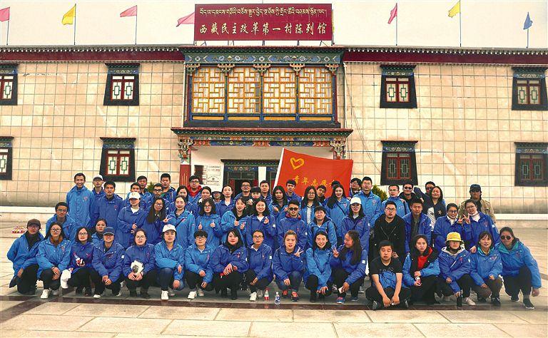 青春因奉獻(xiàn)而美麗，人生因奉獻(xiàn)而精彩。去年以來，共青團(tuán)山南市委組織1萬多名志愿者，開展了“保護(hù)母親河，爭(zhēng)當(dāng)河小青”等環(huán)境保護(hù)活動(dòng)和“共建和諧山南”等志愿服務(wù)活動(dòng)，讓廣大青年在志愿服務(wù)中發(fā)光出彩，書寫不一樣的青春。圖為山南市志愿者參加完志愿服務(wù)活動(dòng)后合影。記者 馬靜 攝