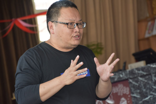 張巍導師向大家解讀我國的公益發(fā)展趨勢。.jpg