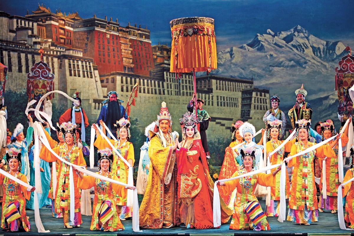 拉薩的雪頓節(jié)，除了酸奶、展佛，還有一項(xiàng)重要內(nèi)容便是藏戲會(huì)演。圖為拉薩覺木隆藏戲自治區(qū)級代表性傳承人邊典旺久在京劇藏戲《文成公主》中飾演松贊干布。
