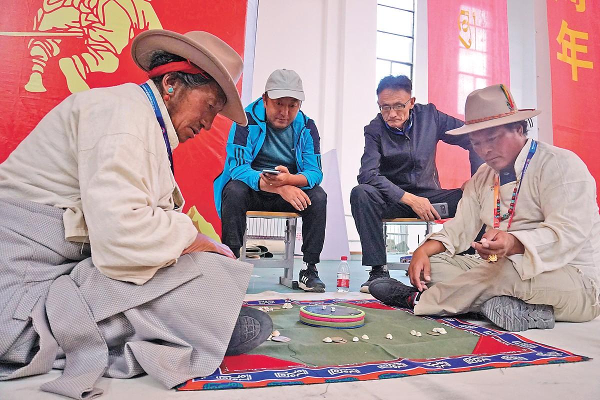 圖為秀茲比賽。一種藏族民間骰子游戲。