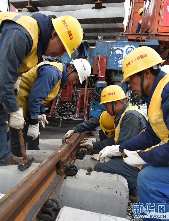 9月2日，工人在山南市澤當車站進行鋪軌作業(yè)。新華社記者 覺果 攝