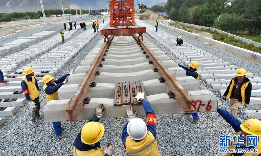 9月2日，工人在山南市澤當車站進行鋪軌作業(yè)。新華社記者 覺果 攝