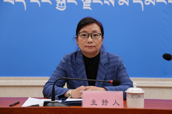 主持人：區(qū)黨委宣傳部副部長(zhǎng)、區(qū)政府新聞辦主任 德吉卓嘎.jpg