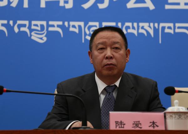 發(fā)言人：區(qū)公路局黨委副書記、局長 陸愛本.jpg