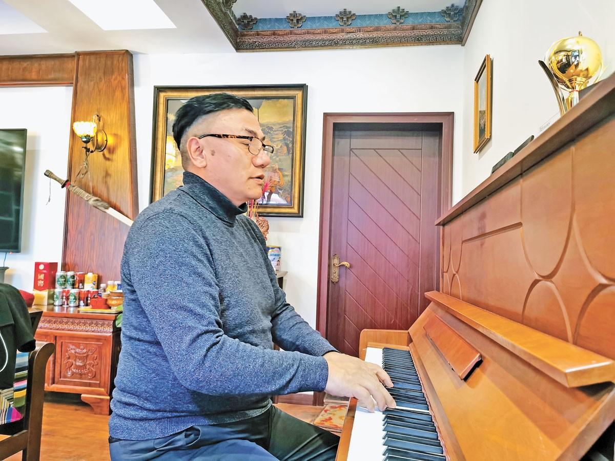 多吉次仁在彈鋼琴。