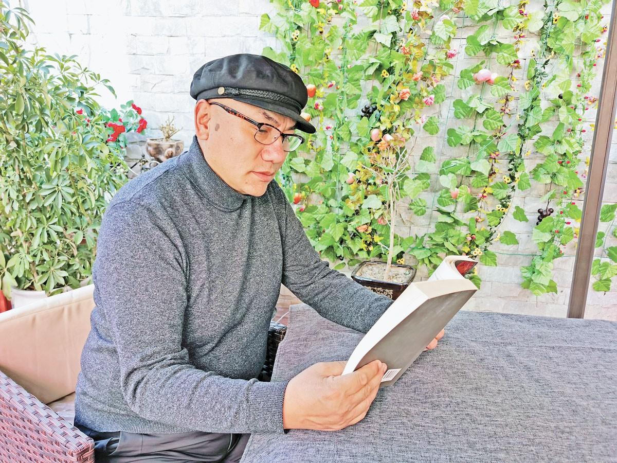 出生于甘南的多吉次仁是西藏大學藝術(shù)院的教授，是西藏著名的男高音歌唱家，也是西藏首位擁有表演類最高學位——藝術(shù)家學位的人。