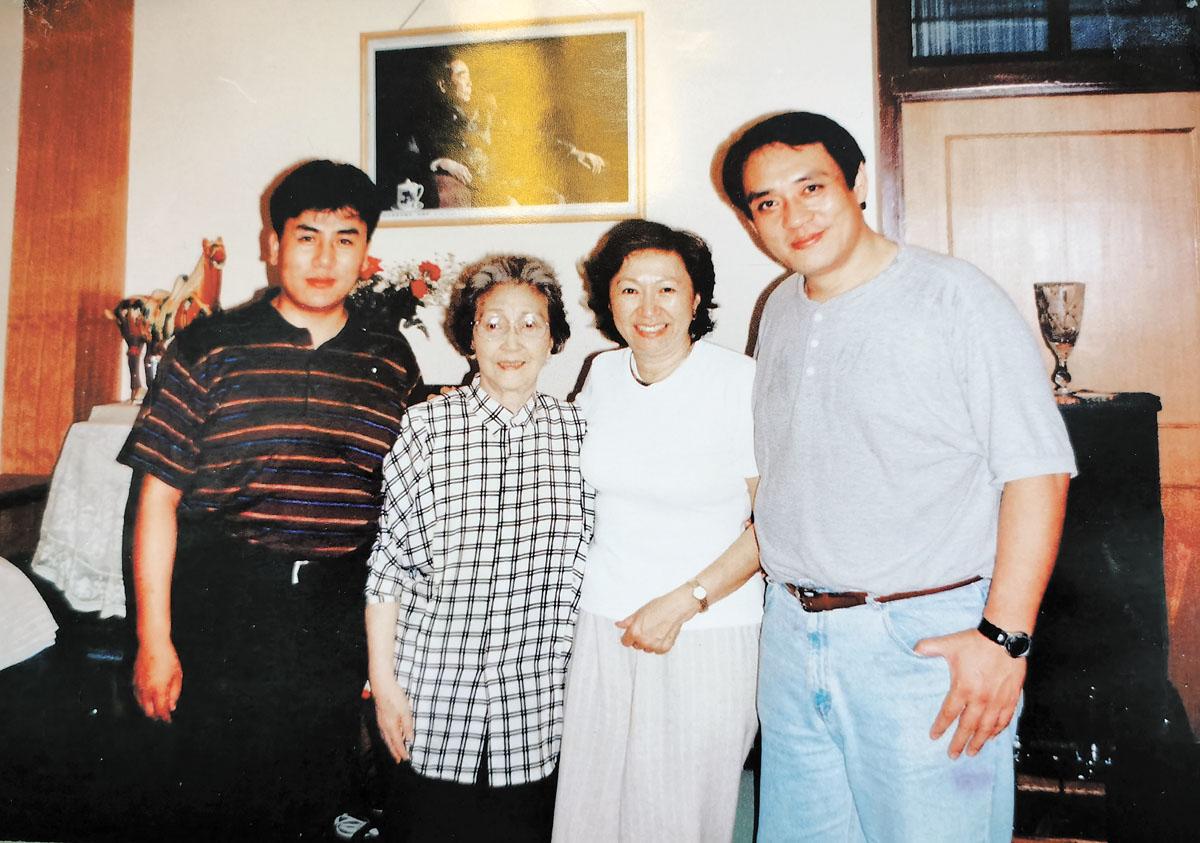 多吉次仁（左）和恩師蔣英教授（左二）、美籍郎雪蘭博士（右二）及歌唱家張亞倫（右一）留影。