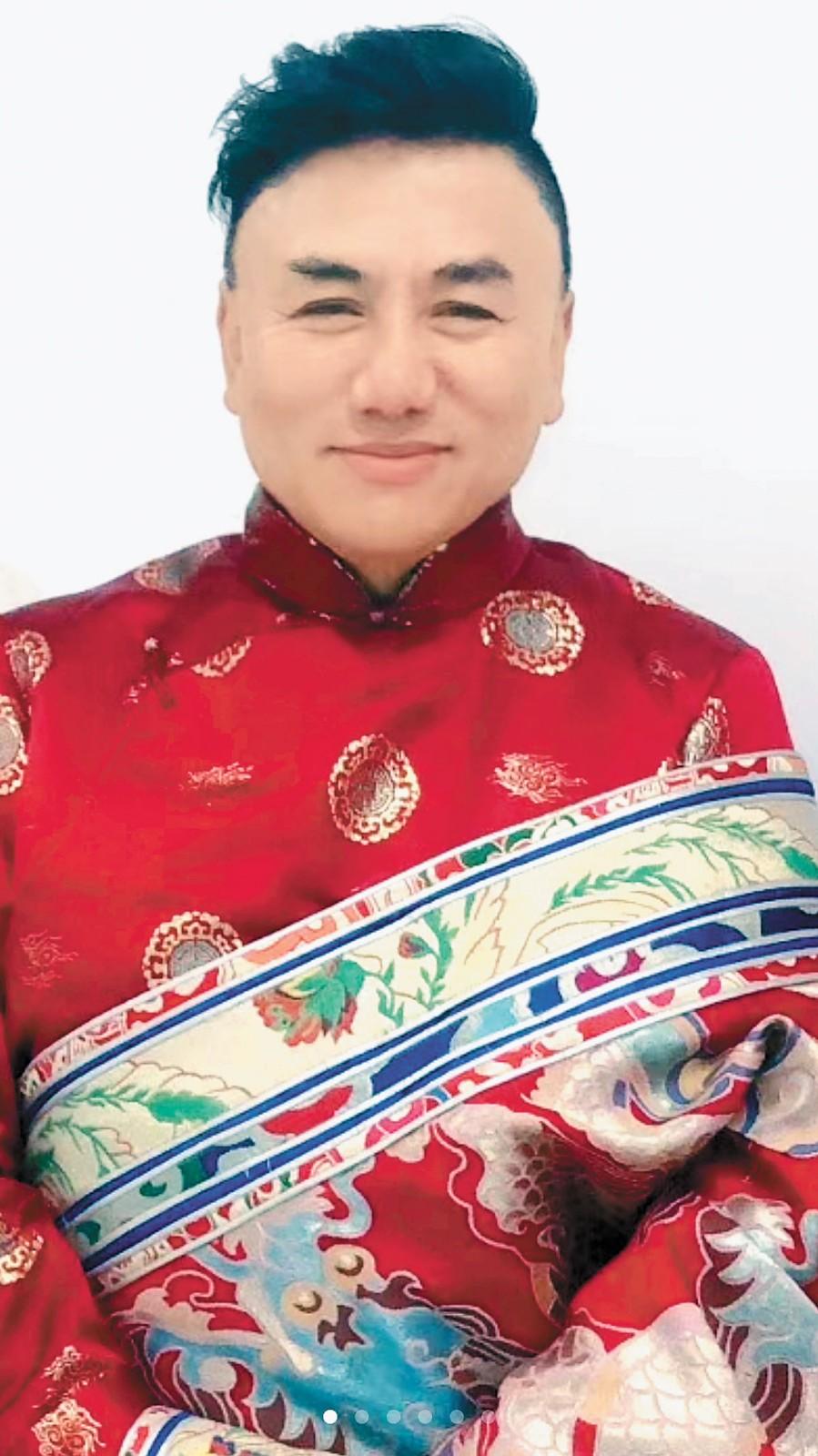“什么樣的民族文化是世界的呢，是具有世界優(yōu)秀文化品質(zhì)和元素的民族文化才可能是世界的，這是文化的共性。西藏音樂是民族文化，但并不是所有人能接受。比如家里有人做客，有些東西自己喜歡，但不代表客人喜歡，你得改變一下再拿去招待客人，他們就喜歡了。音樂也是一樣的道理?！辈刈逯懈咭舾璩叶嗉稳收f。身穿表演服的多吉次仁。