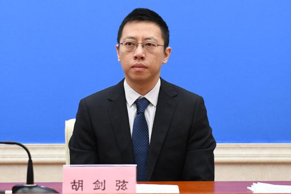 新聞發(fā)言人：慶祝昌都解放70周年籌備領(lǐng)導(dǎo)小組成員、昌都市委副秘書長 胡劍弦.jpg
