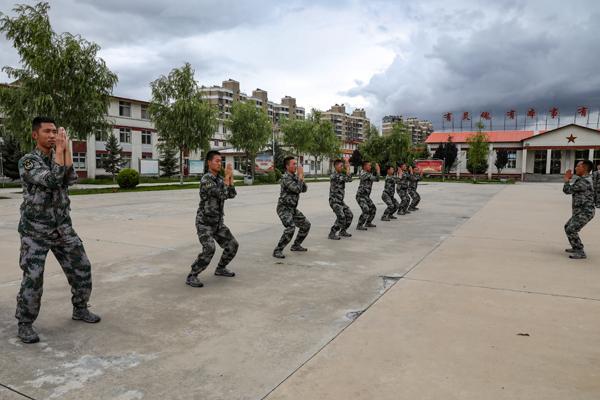 在訓(xùn)練教員的指導(dǎo)下科學(xué)組織熱身活動.JPG