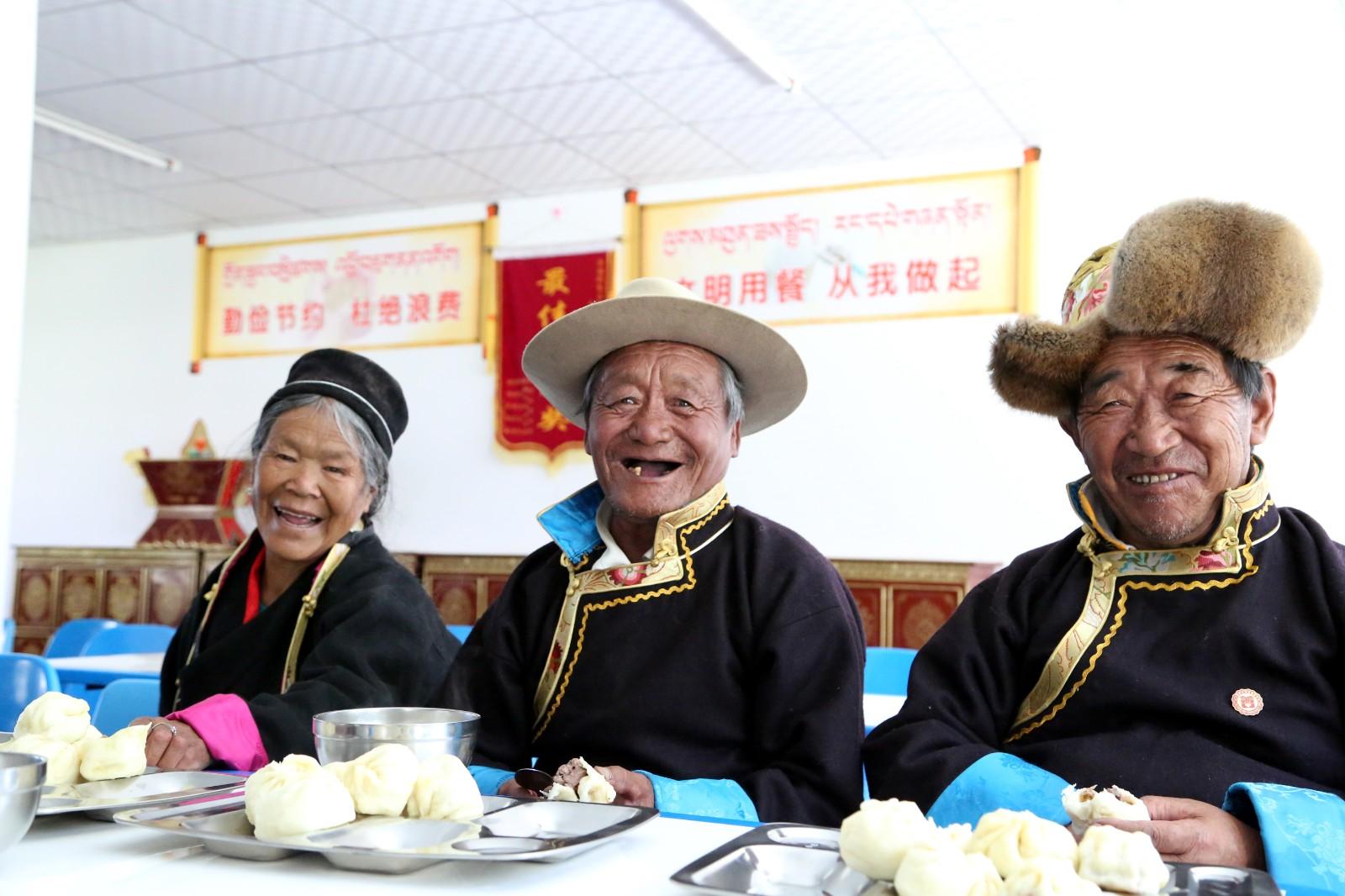 山南地區(qū)瓊結(jié)縣五保集中供養(yǎng)中心，是瓊結(jié)縣“十大民心工程”之一，總投資1622萬(wàn)元，其中，國(guó)家投資1298萬(wàn)元，援藏投資324萬(wàn)元，于2015年7月竣工投用。是一所集頤養(yǎng)、休閑、醫(yī)療、護(hù)理、康復(fù)等為一體的新型社會(huì)福利中心。圖為該縣五保戶集中供養(yǎng)中心的老人們高興地享用午餐。記者 洛桑 攝