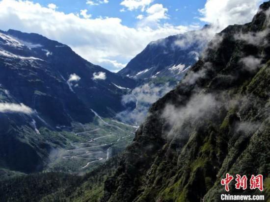 圖為派墨公路多雄拉隧道出口(墨脫側(cè))連續(xù)回頭彎路段。(資料圖) 董志雄 攝