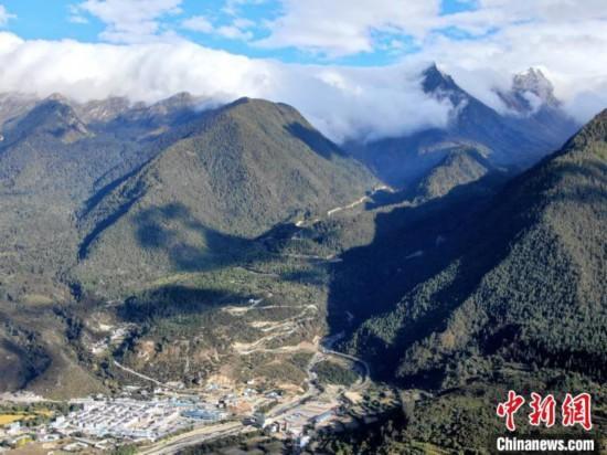 圖為10月18日，派墨公路米林側(cè)明線(xiàn)段?！《拘?攝