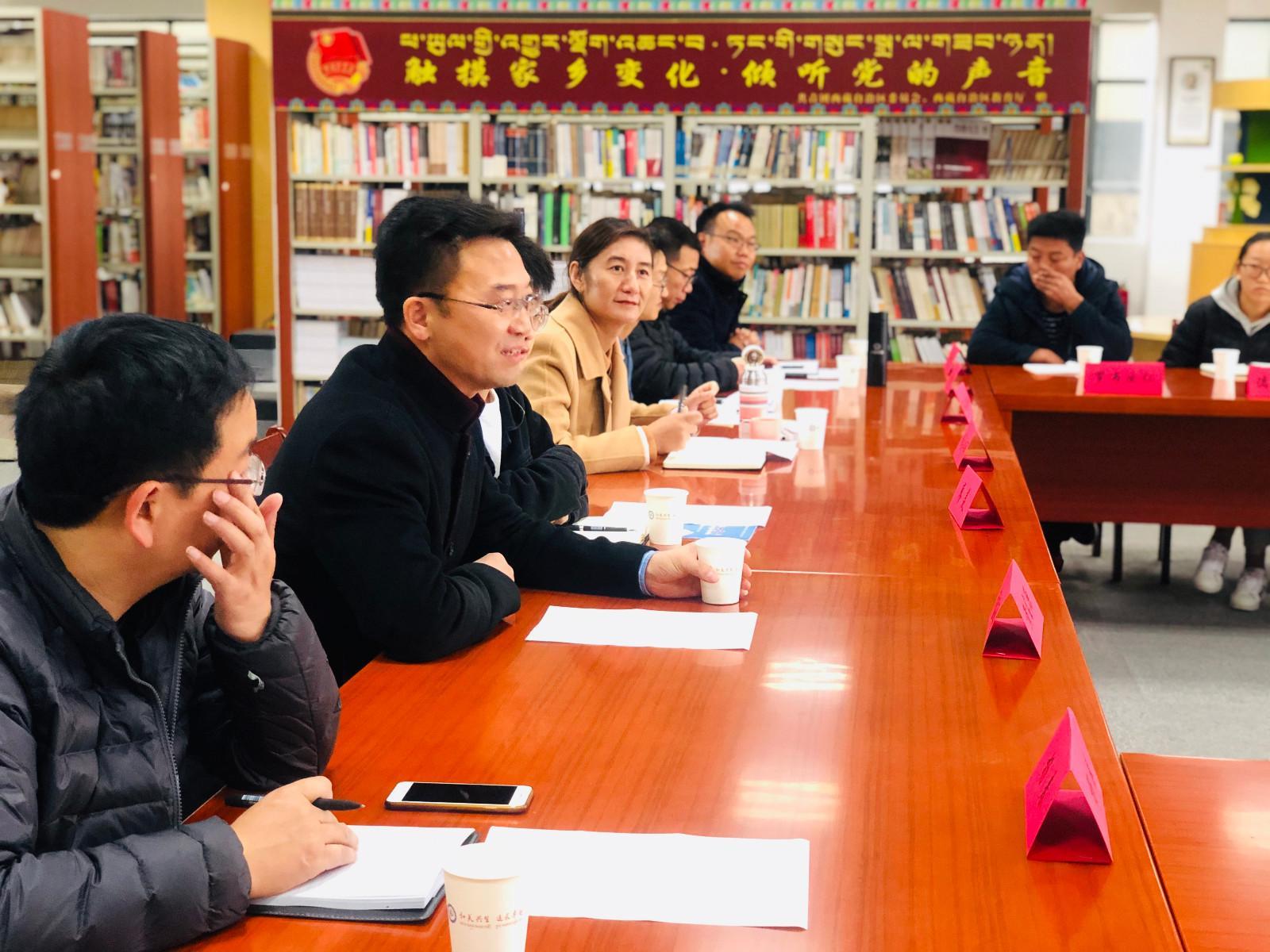 yj1123p03共青團(tuán)西藏自治區(qū)委員會(huì)副書記格桑卓瑪、西藏青年報(bào)社副社長洛桑頓珠、內(nèi)地西藏班（校）管理中心工作人員廖羨等，同內(nèi)地西藏班的不同民族師生代表進(jìn)行了座談。.jpg