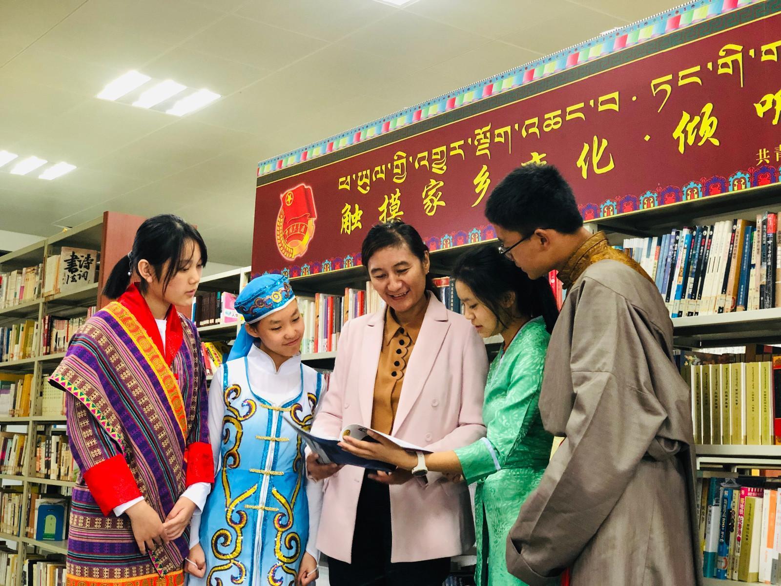 yj1123p02共青團西藏自治區(qū)委員會副書記格桑卓瑪，在武漢西藏中學(xué)設(shè)立“觸摸家鄉(xiāng)變化·傾聽黨的聲音”主題書刊欄處向?qū)W生們介紹相關(guān)書籍。.jpg