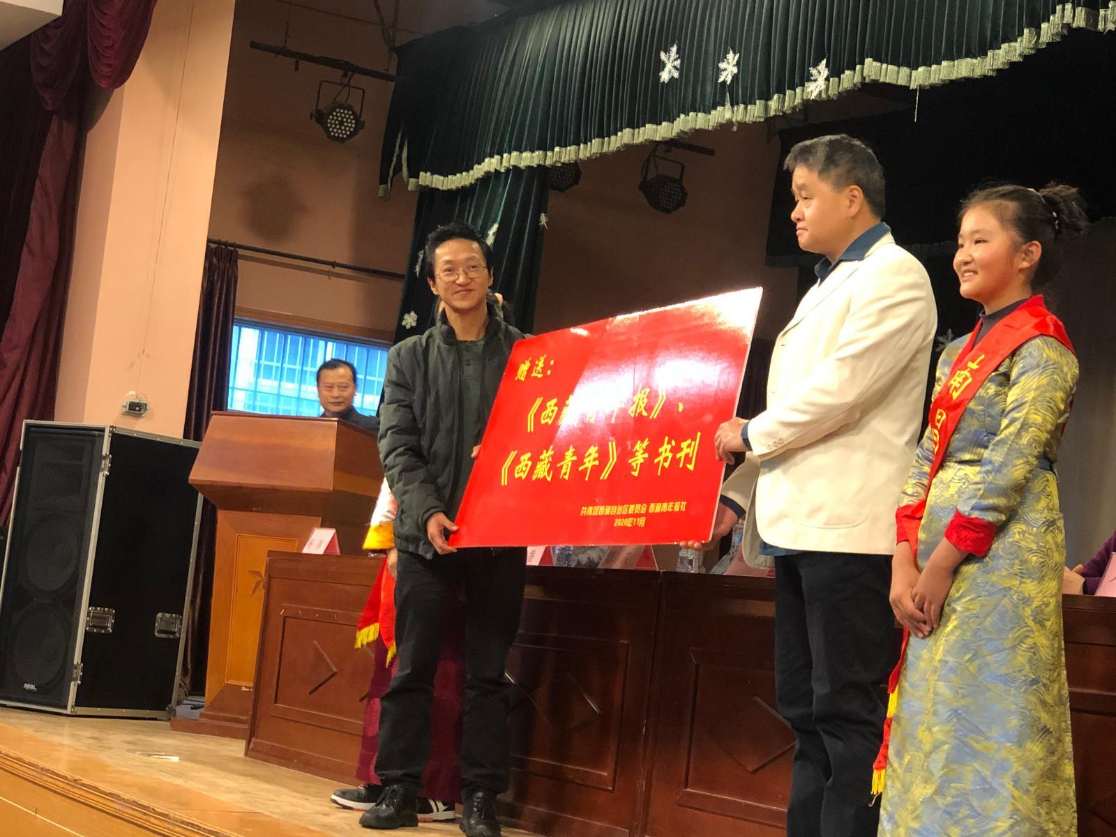 yj1123p04第八屆內(nèi)地西藏班民族團結(jié)教育活動走進江西南昌十七中學(xué).jpg