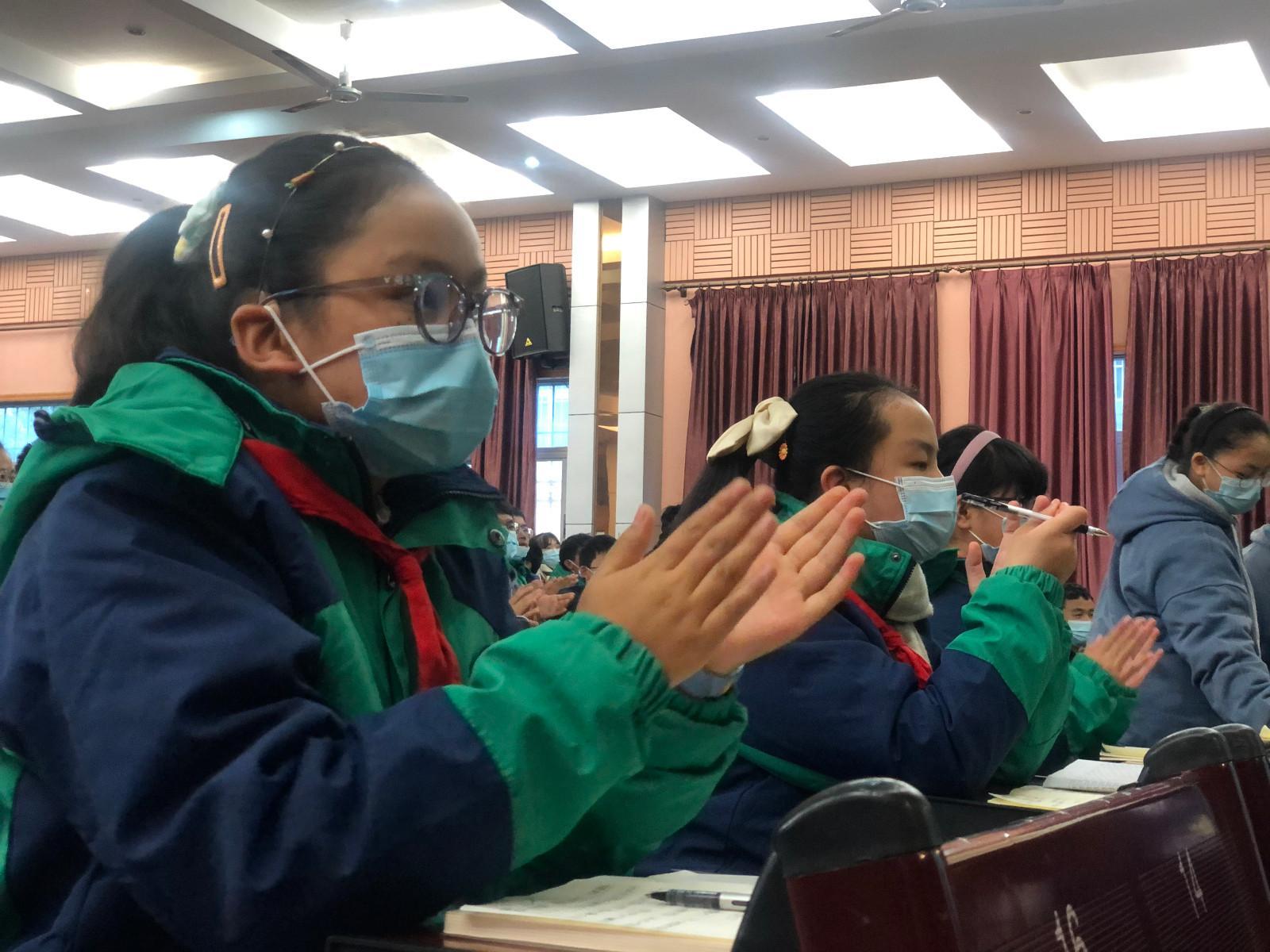 yj1123p05江西南昌十七中學(xué)全休師生認真聽取報告.jpg