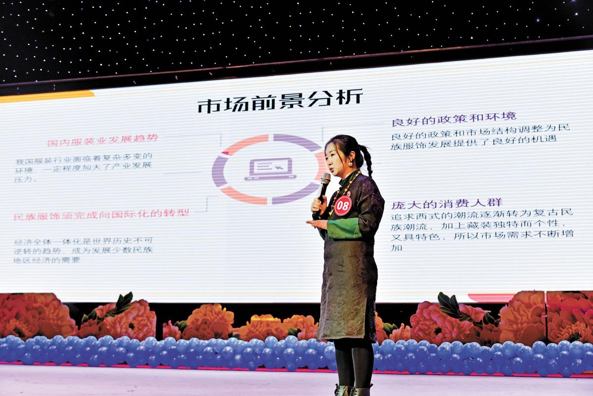 決賽中，15組選手一步一個(gè)腳印，憑借實(shí)力創(chuàng)造了一個(gè)個(gè)精彩瞬間。他們?cè)趧?chuàng)業(yè)過程中不言放棄的恒心，打動(dòng)了現(xiàn)場(chǎng)每一個(gè)人，也鼓舞著臺(tái)下有意創(chuàng)業(yè)的高校畢業(yè)生。圖為決賽現(xiàn)場(chǎng)，選手進(jìn)行路演 。