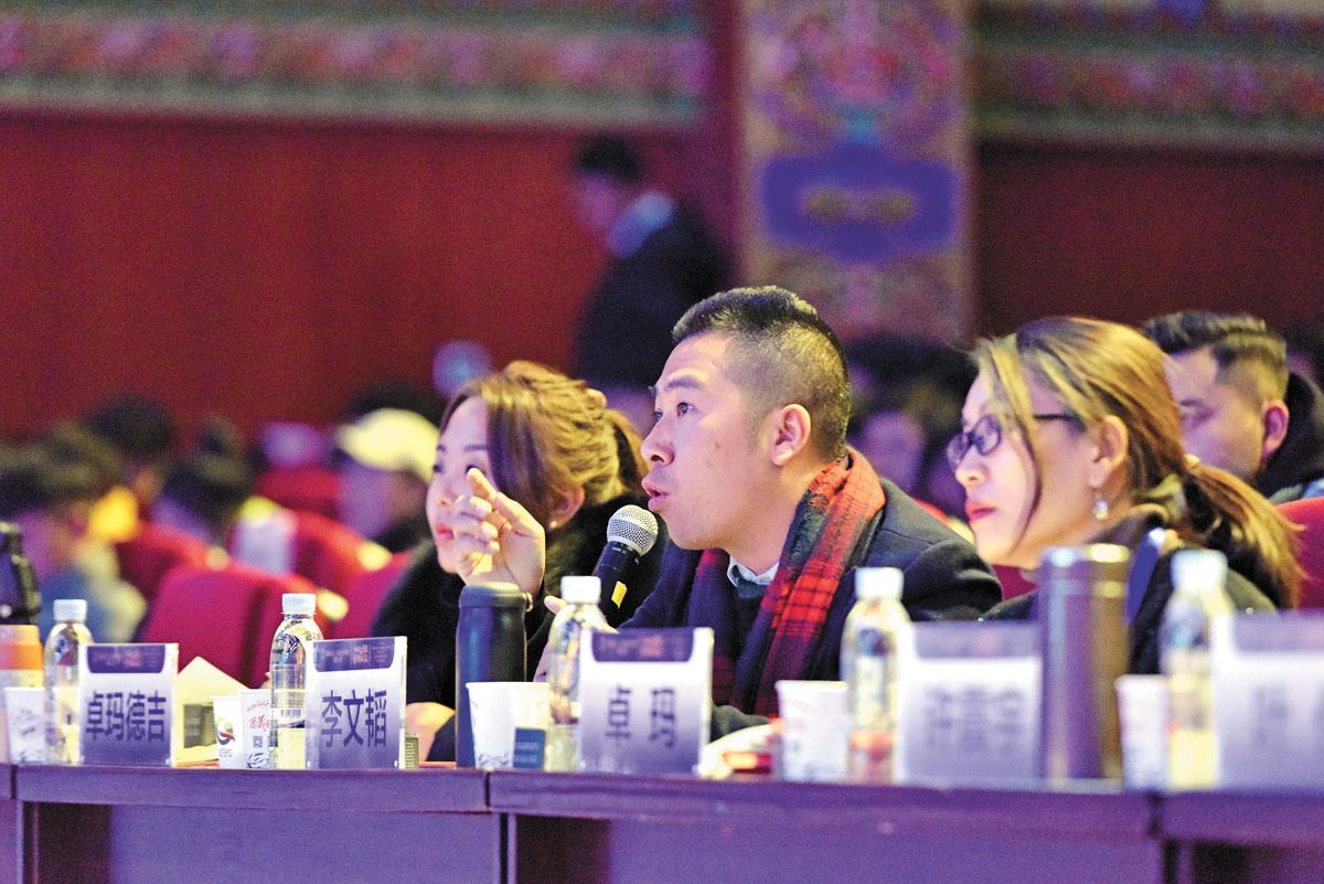 那曲市職業(yè)技術(shù)學(xué)校學(xué)生扎西次仁在看完比賽后表示：“以前以為創(chuàng)業(yè)很簡單，但是看過這場(chǎng)大賽后才了解到創(chuàng)業(yè)的艱辛與不易，也讓自己對(duì)創(chuàng)業(yè)一詞有了更加深刻的理解，以后會(huì)更加努力的學(xué)習(xí)各類知識(shí)，為今后創(chuàng)業(yè)或就業(yè)打下更加堅(jiān)實(shí)的基礎(chǔ)。”圖為決賽現(xiàn)場(chǎng)，評(píng)委對(duì)選手進(jìn)行點(diǎn)評(píng)。