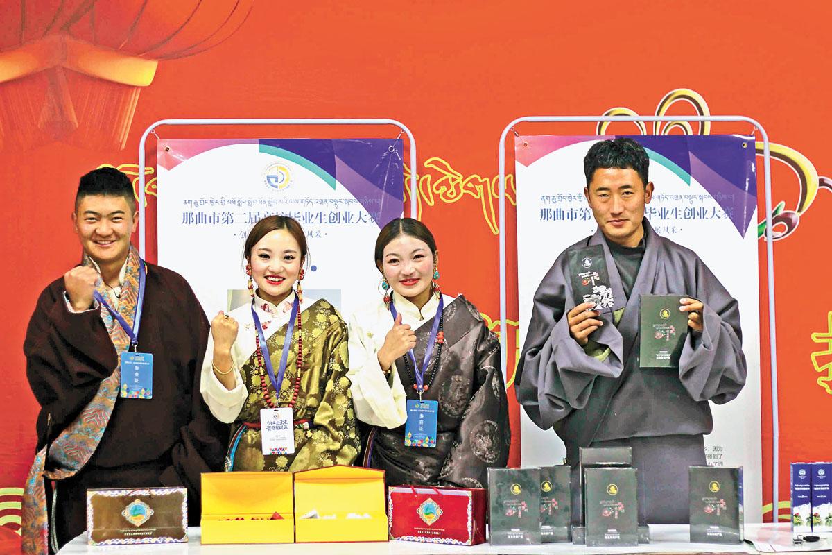 初賽一結(jié)束，晉級(jí)選手們立刻進(jìn)入為期三天的強(qiáng)化訓(xùn)練。在專業(yè)導(dǎo)師的指導(dǎo)下，他們進(jìn)步神速，無論是在項(xiàng)目路演上，還是在內(nèi)容準(zhǔn)備中，都得到了相應(yīng)的完善。面對(duì)即將到來的決賽，選手們鼓足干勁，力爭(zhēng)完美。圖為選手展示自己的產(chǎn)品。