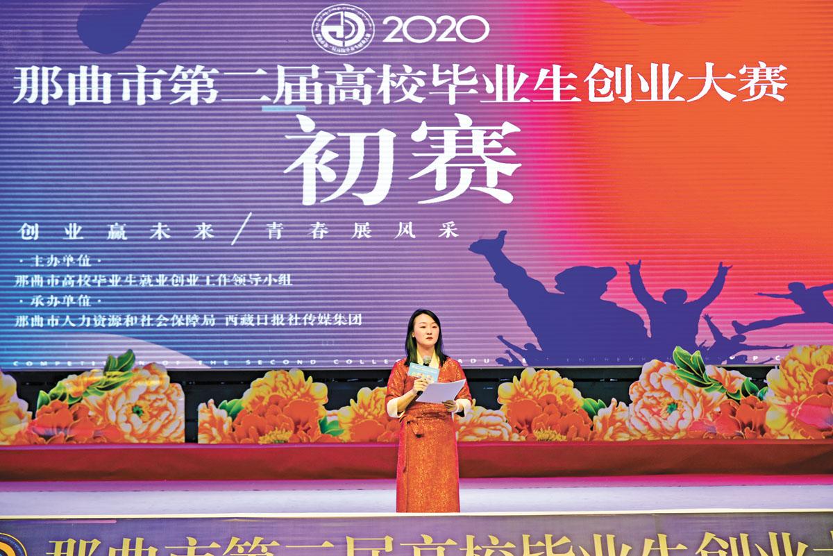 初賽的舞臺(tái)上，選手們用略顯青澀的展演方式介紹著自己的創(chuàng)業(yè)項(xiàng)目，深刻詮釋了“初生牛犢不怕虎”的勇氣與魄力。圖為初賽現(xiàn)場(chǎng)。